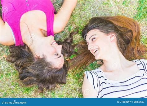 Twee Meisjes Die Op Het Gras En Het Lachen Liggen Stock Afbeelding Image Of Gras Paar 71803697
