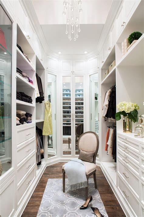 The large modular piece dedicates the central area for open shelves, while two sides are for the hanging rods. 14 Inspirational Ideas For Decorating Perfect Walk-In Closet