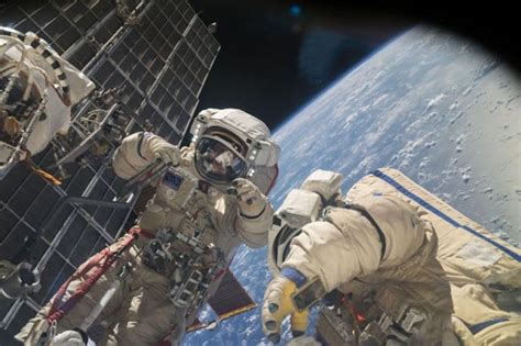 7 Potret Menarik Aktivitas Spacewalk Para Astronot Di Luar Angkasa