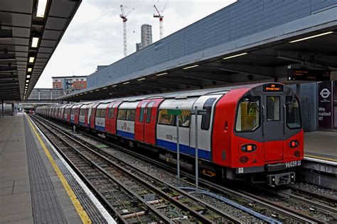 Jubilee Line London Underground 1996 Stock 96039 Awaits De Flickr