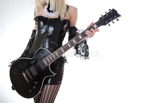 paires sexy de pattes dans les gaines avec la guitare électrique photo stock image du metal