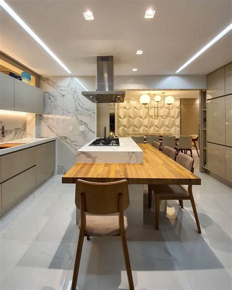 Cozinha marmorizada com ilha de cocção e refeição na cor fendi Decor