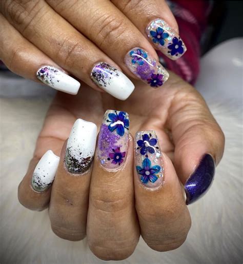 These assorted colours of dried flowers give a beautiful look. 40+ Glam Dried Flower Nail Designs For Spring 2020 - The ...