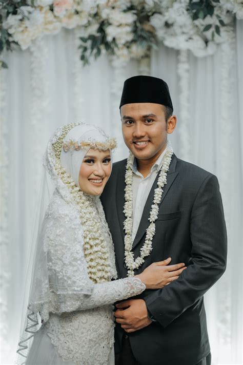 Kebaya Akad Nikah Elegant White Rizqiyah And Rizal Laksmi Kebaya Muslimah And Islamic Bride
