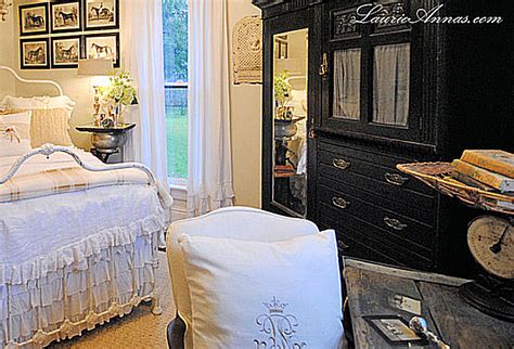 Drool at these carefully crafted country inspired bedrooms with rustic flowing details and old cottage charm. Using the Country Cottage Style for Bedrooms