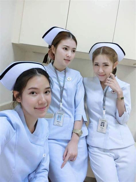 Perawat Bagus Ini Bikin Netizen Mabuk Kepayang Perawat