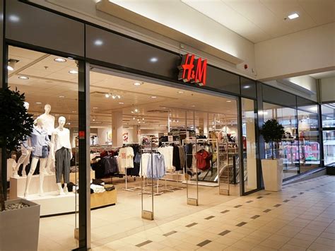 Fashion and quality at the best price in a sustainable way. H&M to Close 250 Stores as Consumers Shift to Online ...