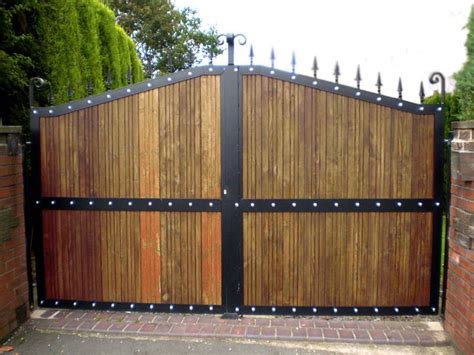 17 Irresistible Wooden Gate Designs To Adorn Your Exterior Wooden