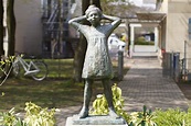 Eva de Maizière: Mädchen im Garten stehend – Kulturraum.NRW