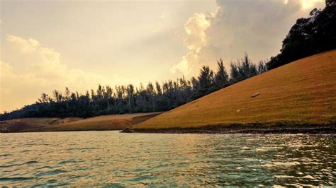 Hermosa Vista Del Lago Pykara Ooty Tamilnadu Durante La Puesta De Sol