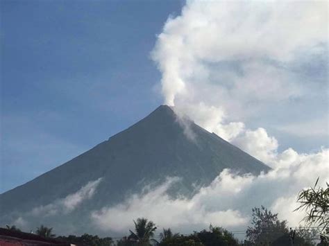 Philippines On Alert As Mayon Volcano Spews Ash Philippines Gulf News