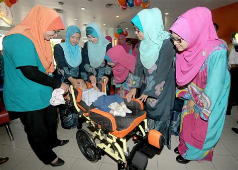 Ibu sangean dikentot anaknya sampe lemas. Isteri MB Hadiahkan Kerusi Roda Elektrik Buat Pesakit ...