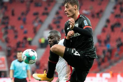 Michael zorc fordert von seinen spielern wegen der vielen gegentore nach standards mehr konzentration. FC Augsburg nach Sieg gegen BVB Erster