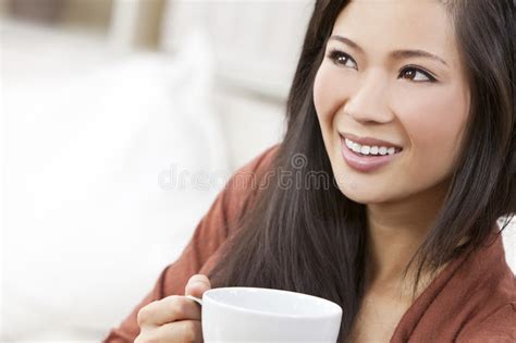 Chińskiej Azjatyckiej Kobiety Target7030 Herbata Lub Kawa Obraz Stock Obraz Złożonej Z Oczy