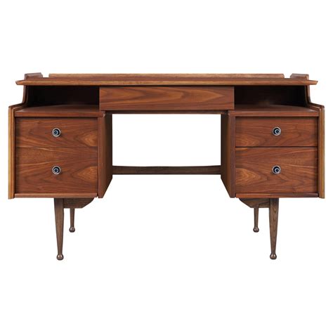 Mid Century Modern Desk By Hooker For Sale At 1stdibs Mid Century Modern Desks For Sale Mid