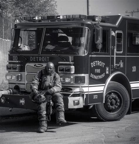 Detroit Firefighters On Duty 25 Pics