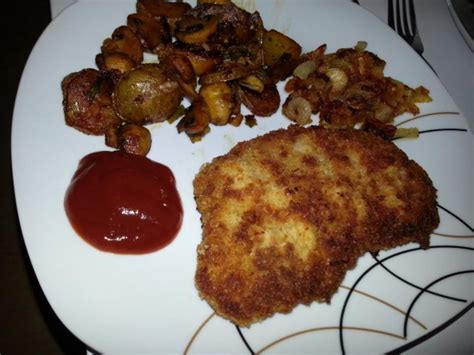 Schnitzel Wiener Art Mit R Stzwiebeln Und Bratkartoffeln Rezept