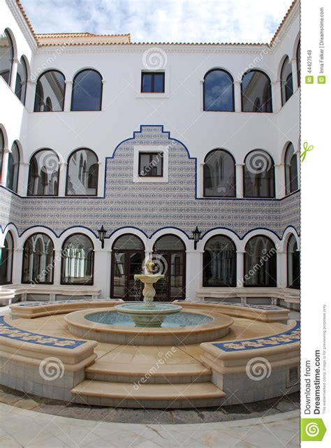 Fontaine De Marbre Dans Le Patio Arabe De Style Maroc Photo Stock