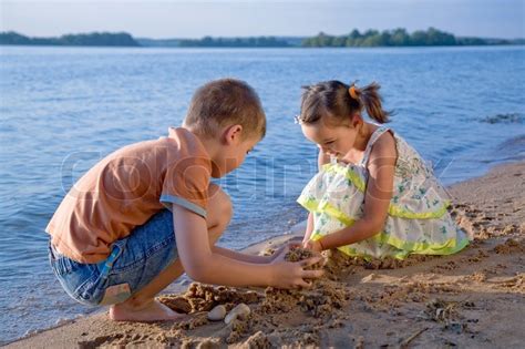 Nette Kleine Jungen Und Mädchen Spielen In Den Sand Am Strand Stockfoto Colourbox