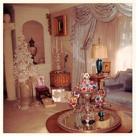 Tour celebrity homes, get inspired by famous interior designers, and explore the world's architectural. Photos Of Christmas Home Decor In The 1950s And 1960s (30 ...