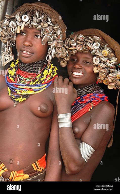 Afrika Äthiopien Omo Tal zwei junge Daasanach Stamm Mädchen
