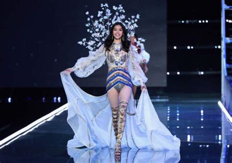 victoria s secret model falls on runway ming xi the fallen angel