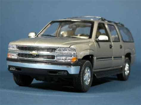 2001 chevrolet suburban diecast model truck 1 18 scale die cast by welly sand silver