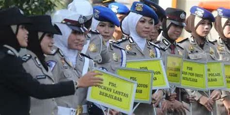 Polwan berjilbab di indonesia akhirnya dilegalkan sejak 25 maret 2015 kemarin. Mewarnai Polwan Hijab