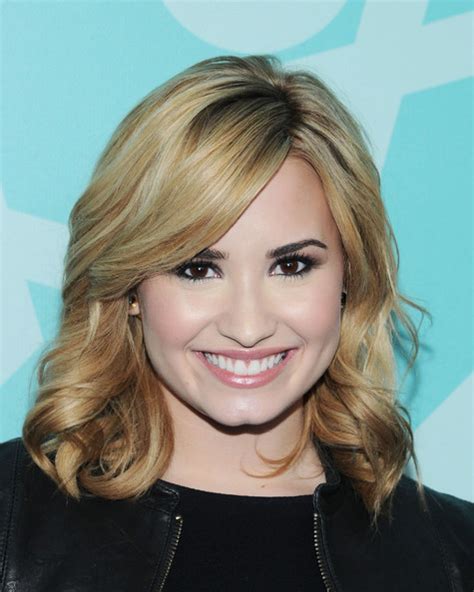 As lovato promoted her 2013 album 'demi,' she showed off her more natural locks. Demi Lovato Medium Curls - Medium Curls Lookbook - StyleBistro