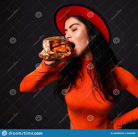 Hambrienta Mujer Sexy Curvada Con Labios Putrefactos En El Cuerpo Rojo Y Sombrero Comiendo