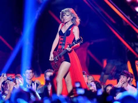Taylor Swift 2013 Cmt Music Awards 06 Gotceleb