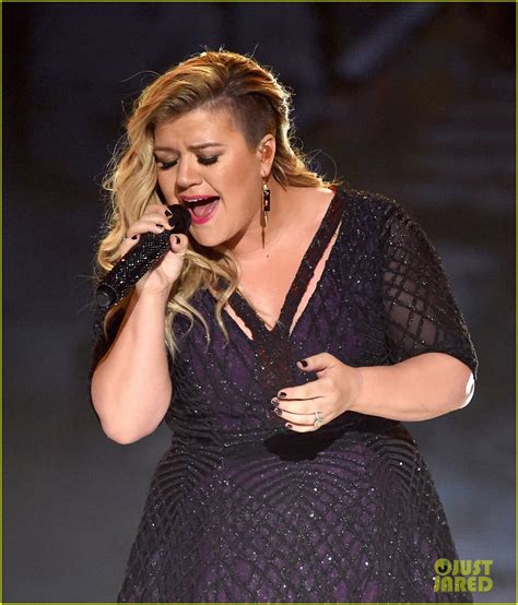 Kelly Clarkson Performs Invincible At Billboard Music Awards 2015