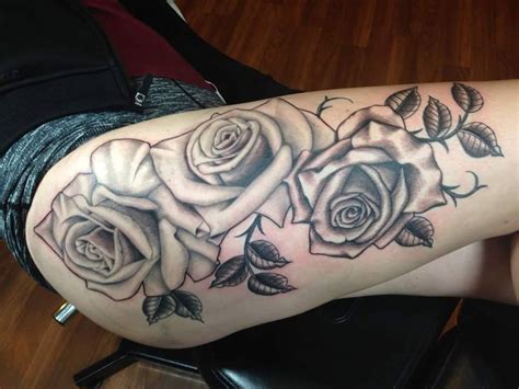 Black And Grey Roses Tattoo On Women Right Side Thigh