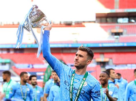 Aymeric Laporte Confident Manchester Citys Season Will Finish With