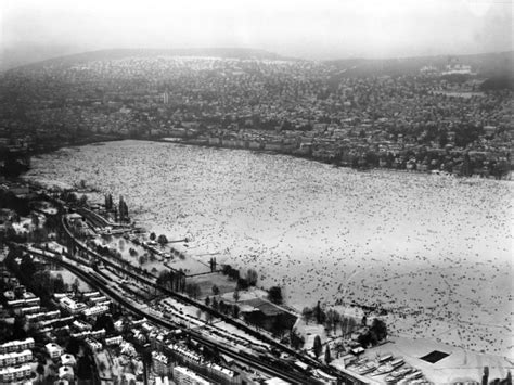 The obersee (upper lake) is the smaller of the two parts of zürichsee (lake zürich) in the cantons of st. Datei:1963 01 Seegfroerni Zuerichsee Wasserschutzpolizei1 ...