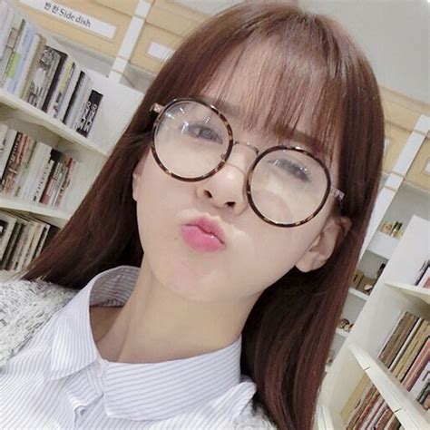 Cute Korean Girl With Glasses ~ Henandeniis