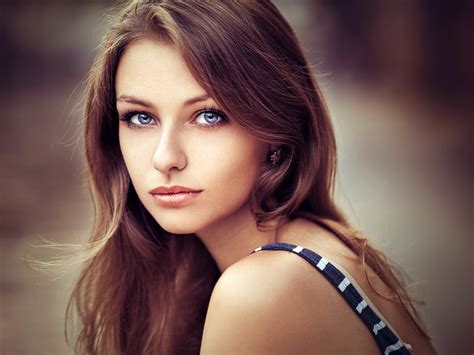 Free Download Hd Wallpaper Dark Haired Girl With Blue Eyes Beauty