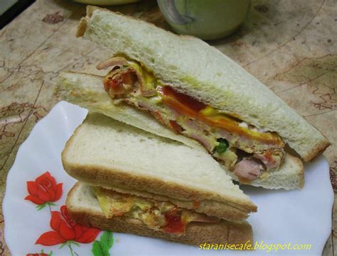 Goreng telur dengan bentuk mata sapi satu persatu. STARANISE CAFE: Sandwich Telur Sosej