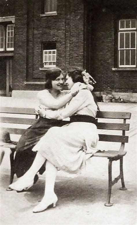 36 vintage snapshots of women expressed their love together from the early 20th century