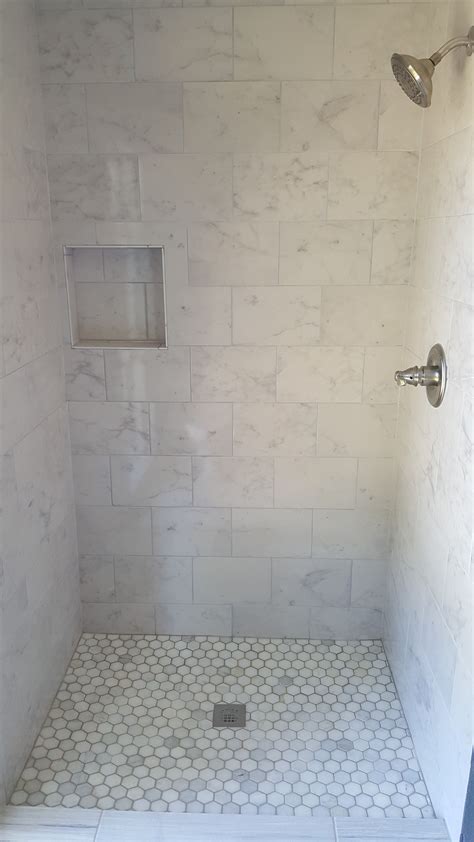 Marble tiles look wonderful in showers. Ceramic tile walk in shower | Ceramic shower tile