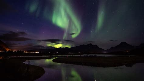 Download Wallpaper 2048x1152 Northern Lights Aurora Mountains Night