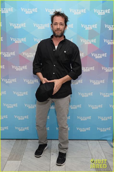 luke perry dead riverdale and 90210 star dies at 52 after reported stroke photo 4251276