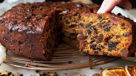 2 tbsp marmalade, or other preserve. Christmas Cake Recipe - Easy Fruit Cake that's beautifully ...