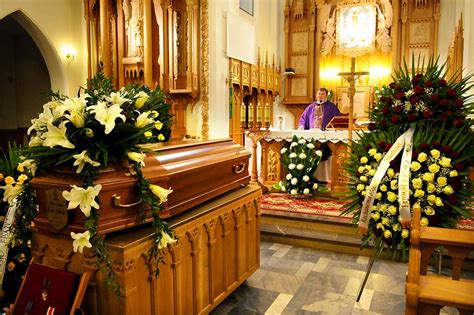 Ceremonia Pogrzebowa W Obrz Dku Katolickim Jak Wygl Da I Z Jakich