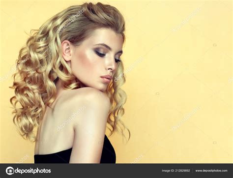Blond Girl Long Shiny Curly Hair Beautiful Model Woman Curly — Stock
