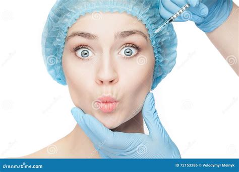 Aantrekkelijke Vrouw Bij Plastische Chirurgie Met Spuit In Haar Gezicht Stock Foto Image Of
