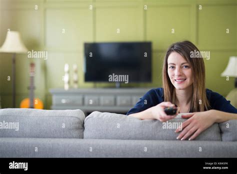 Bella Mujer Viendo La Televisión Sentado En El Sofá En Casa Fotografía De Stock Alamy