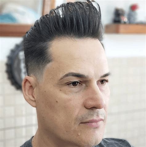A pesar de que nuevos cortes de pelo para hombres siguen apareciendo cada temporada, no es hemos seleccionado los cortes de cabello que serán tendencia en 2021 y 2022 para que puedas elegir el que mejor encaje contigo. Los mejores cortes de pelo para hombre 2021 - PEINADOS 2020