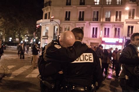 Photo Lémotion De Deux Policiers Photographiée à Paris Au