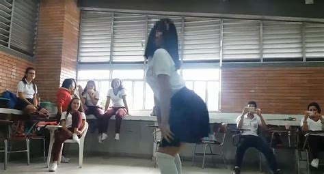 Facebook Polémica por un video de dos colegialas bailando Twerking frente a sus profesores